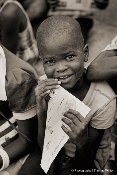 Teaching landmine safety in Bor